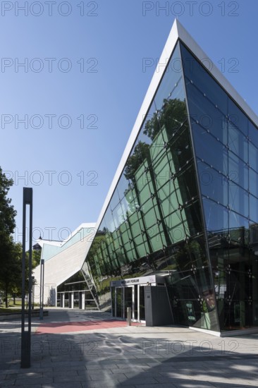 Das Neckarforum, moderne Architektur mit Glasfassade in der Innenstadt von Esslingen am Neckar, Landkreis Esslingen, Baden-Württemberg, Deutschland