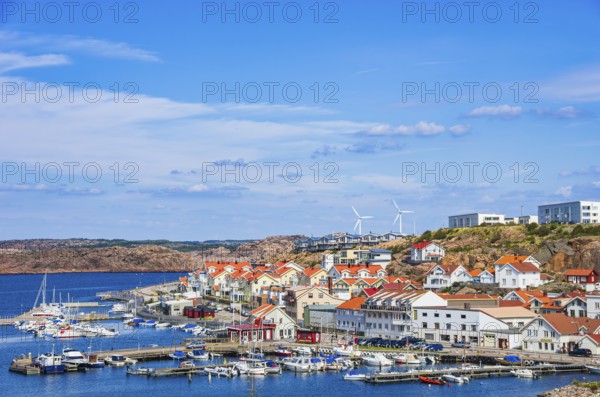 View of the picturesque house front and the northern harbour (Norra Hamnen) of Lysekil, Bohuslän, Västra Götalands län, Sweden, Scandinavia