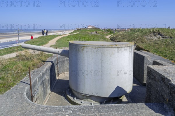 Artillery platform with reconstructed German WWI gun at Battery Aachen, Raversyde Atlantikwall, Atlantic Wall, Raversijde, West Flanders, Belgium