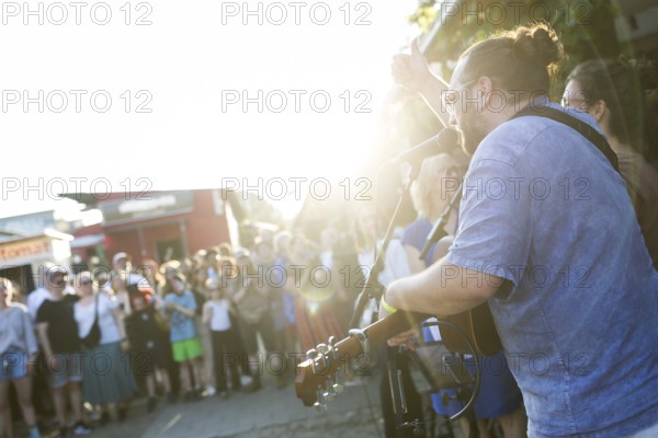The Chrosiv choir plays and sings in front of the bathhouse on the RAW site as part of the Fête de la Musique. The music event, which originated in France, has been held as a street event on the longest day of the year on 21 June since 1982. The Fête de la Musique has also been held in Berlin since 1995 and is celebrating its 30th anniversary this year. 21.06.2025
