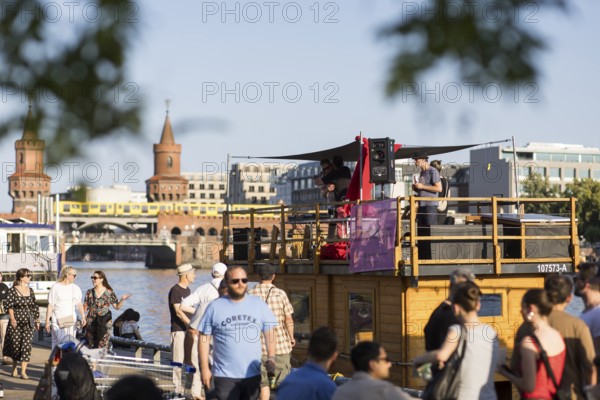 DJ on a houseboat on the Spree in front of the Oberbaum Bridge as part of the Fête de la Musique. The music event, which originated in France, has been held as a street event on the longest day of the year on 21 June since 1982. The Fête de la Musique has also been held in Berlin since 1995 and is celebrating its 30th anniversary this year. 21.06.2025