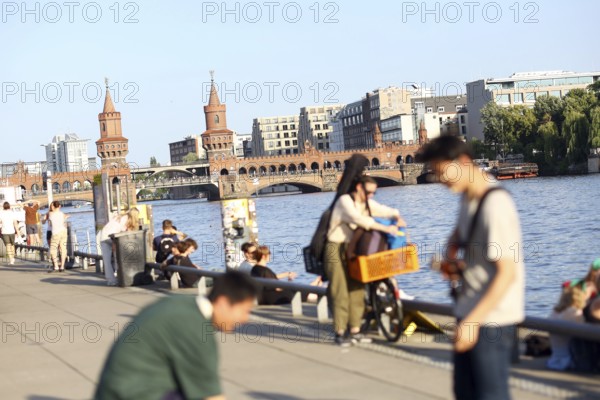 Oberbaum Bridge and Spree as part of the Fête de la Musique. The music event, which originated in France, has been held as a street event on the longest day of the year on 21 June since 1982. The Fête de la Musique has also been held in Berlin since 1995 and is celebrating its 30th anniversary this year. 21.06.2025