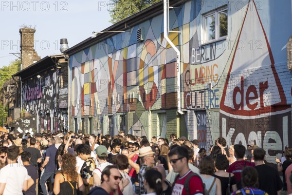 Celebrants in front of the Cassiopeia on the RAW grounds as part of the Fête de la Musique. The music event, which originated in France, has been held as a street event on the longest day of the year on 21 June since 1982. The Fête de la Musique has also been held in Berlin since 1995 and is celebrating its 30th anniversary this year. 21.06.2025