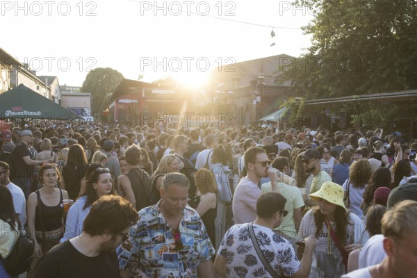 People in front of the bathhouse on the RAW grounds as part of the Fête de la Musique. The music event, which originated in France, has been held as a street event on the longest day of the year on 21 June since 1982. The Fête de la Musique has also been held in Berlin since 1995 and is celebrating its 30th anniversary this year. 21.06.2025