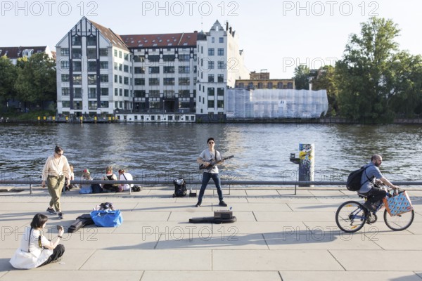 Guitarist at the East Side Gallery in front of the Spree as part of the Fête de la Musique. The music event, which originated in France, has been held as a street event on the longest day of the year on 21 June since 1982. The Fête de la Musique has also been held in Berlin since 1995 and is celebrating its 30th anniversary this year. 21.06.2025