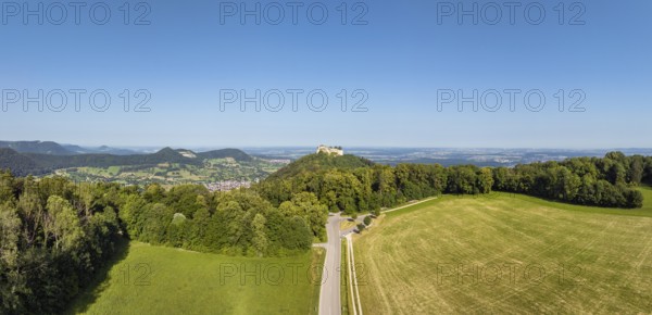 Luftbild, Panorama von der hochmittelalterlichen Burgruine, Höhenburg Hohenneuffen von Osten gesehen, Neuffen, Landkreis Esslingen, Schwäbische Alb, Baden-Württemberg, Deutschland