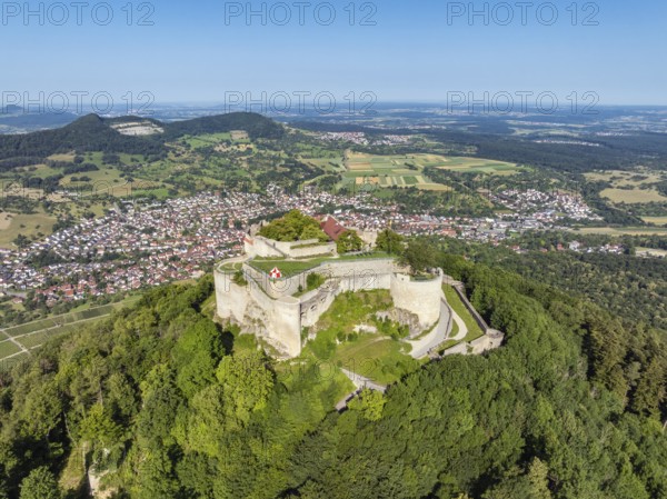 Luftbild von der hochmittelalterlichen Burgruine, Höhenburg Hohenneuffen am Albtrauf mit der Stadt Neuffen, Landkreis Esslingen, Schwäbische Alb, Baden-Württemberg, Deutschland