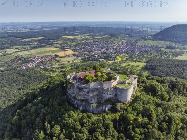 Luftbild von der hochmittelalterlichen Burgruine, Höhenburg Hohenneuffen am Albtrauf mit den Ortschaften Balzholz links und Beuren rechts, Landkreis Esslingen, Schwäbische Alb, Baden-Württemberg, Deutschland