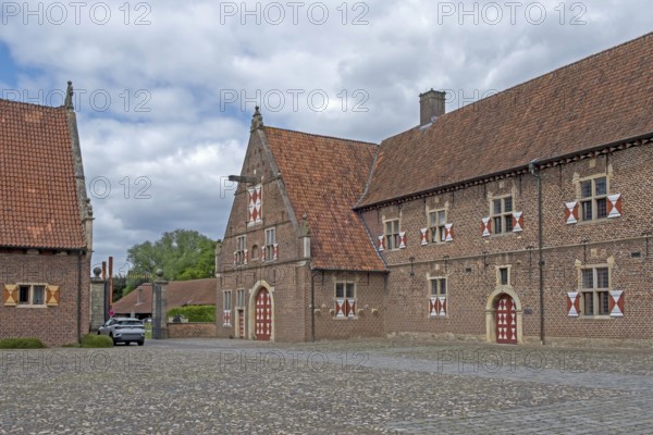 Raesfeld Castle, inner courtyard with farm buildings, Raesfeld, Münsterland, North Rhine-Westphalia, Germany