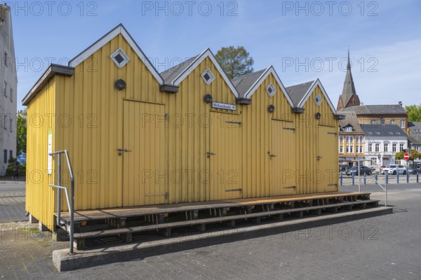 Yellow wooden houses on the promenade, pavilion, show booth, historic harbour, Flensburg, Flensburg Fjord, Baltic Sea, Schleswig-Holstein, Germany