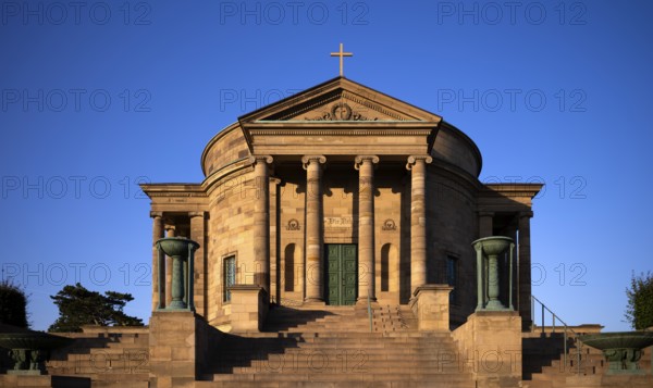 Funerary chapel with inscription DIE LIEBE HÖRET NIMMER AUF on the Württemberg, burial place for Queen Katharina and King Wilhelm I of Württemberg, Rotenberg, evening light, blue sky, Stuttgart, Baden-Württemberg, Germany
