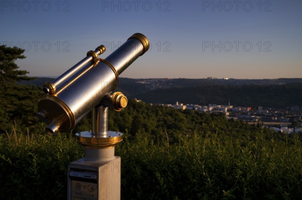 Telescope, coin-operated telescope, Rotenberg, view of the Neckar valley, evening light, Stuttgart, Baden-Württemberg, Germany