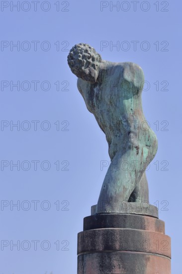 Sculpture Raftsman by Rob Krier 1989, monument to the historical tradition of rafting on the river Enz, torso without legs, free-standing, large sculpture, Auerbrücke, Pforzheim, Northern Black Forest, Black Forest, Baden-Württemberg, Germany