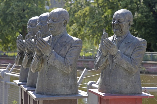 Sculpture The Claque by Guido Messer 1987, modern art, four male figures clapping hands, arms, applause, applauding, synchronised, funny, fun, Pforzheim, Northern Black Forest, Black Forest, Baden-Württemberg, Germany