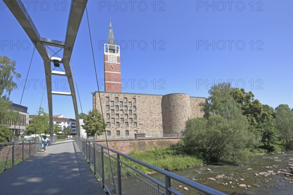 City church built in 1968 and quail footbridge over the Enz, pedestrian bridge, arch bridge, Pforzheim, Northern Black Forest, Black Forest, Baden-Württemberg, Germany