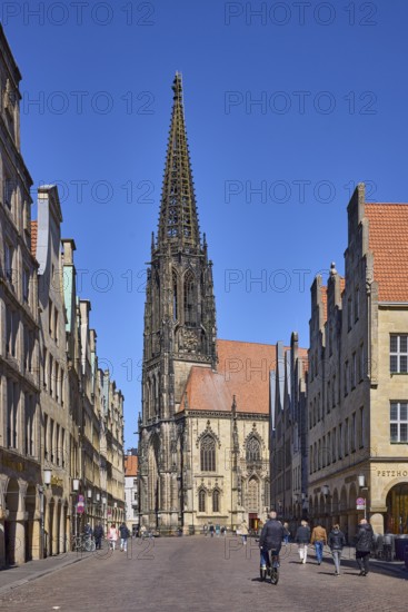 Lamberti Church, St. Lamberti, neo-Gothic architectural style, ladder to heaven, installation, artist Billi Thanner, historic buildings, gables, pedestrians and cyclists as accessories, blue cloudless sky, Prinzipalmarkt, Münster, Münsterland, independent city, North Rhine-Westphalia, Germany