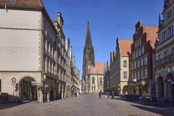 Lamberti Church, St. Lamberti, neo-Gothic architectural style, ladder to heaven, installation, artist Billi Thanner, historic building, gable, pedestrians as accessories, blue cloudless sky, Prinzipalmarkt, Münster, Münsterland, independent city, North Rhine-Westphalia, Germany