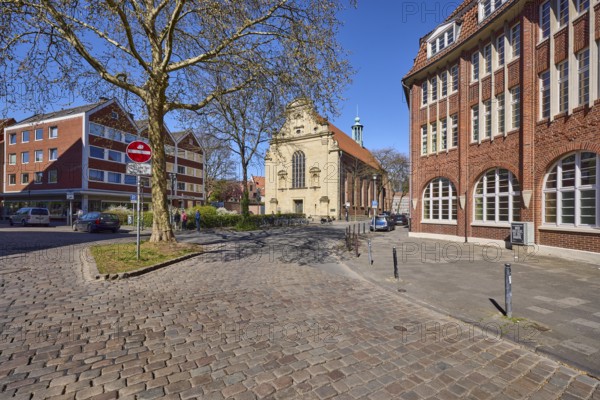 Observant Church, Protestant University Church, Institute of Sinology and East Asian Studies, University of Münster, church, brick building, general architecture, cobblestone pavement, trees, bollards, blue cloudless sky, intersection Rosenstraße with Schlaunstraße, Münster, Münsterland, independent city, North Rhine-Westphalia, Germany