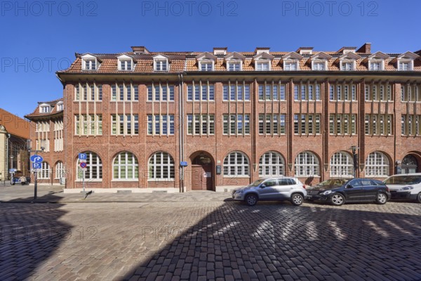 Institute for Byzantine and Neo-Greek Studies, University, Rosenhof, cobblestone street, facade, window, door, car park with vehicles, blue cloudless sky, Rosenstraße, Münster, Münsterland, independent city, North Rhine-Westphalia, Germany