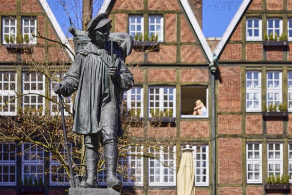 Kiepenkerl monument, bronze sculpture, brick architecture, facade, window, depth of field, blue cloudless sky, Spiekerhof, Münster, Münsterland, independent city, North Rhine-Westphalia, Germany
