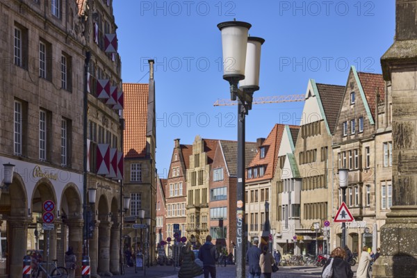 Old town, historical buildings, lantern, pedestrians as secondary motif, blue cloudless sky, Prinzipalmarkt, Drubbel, Münster, Münsterland, independent city, North Rhine-Westphalia, Germany