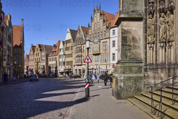 Old town, historical buildings, lantern, entrance portal, Lamberti church, St. Lamberti, stairs, pedestrians as secondary motif, blue cloudless sky, Prinzipalmarkt, Drubbel, Münster, Münsterland, independent city, North Rhine-Westphalia, Germany