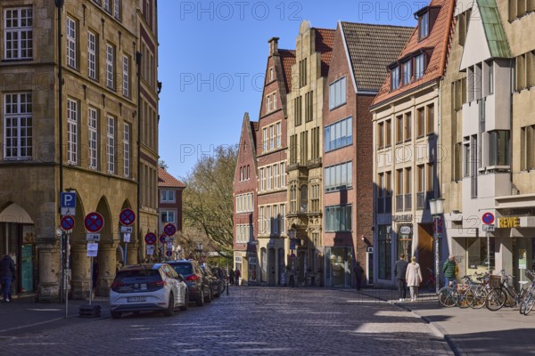 Old town, historic houses, retail shops, pedestrians as secondary motif, blue cloudless sky, Drubbel, Münster, Münsterland, independent city, North Rhine-Westphalia, Germany