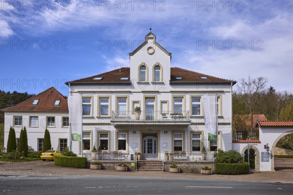 Hotel and Restaurant Wittekindsquelle, building, forest, blue sky, cirrostratus clouds, Bergkirchener Straße, Bad Oeynhausen, Mühlenkreis Minden-Lübbecke, North Rhine-Westphalia, Germany