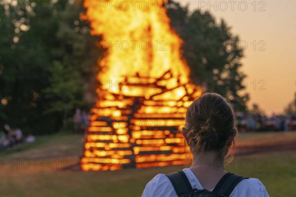Woman in front of the midsummer fire in the Lenninger Valley on 21/06/2025