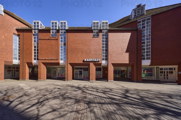 Karstadt Galeria Kaufhof, department stores', brick building, modern architecture, pedestrian zone, entrance area, blue cloudless sky, Heinrich-Brüning-Straße, Münster, Münsterland, independent city, North Rhine-Westphalia, Germany