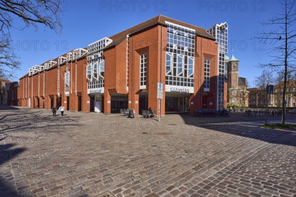 Karstadt Galeria Kaufhof, department stores', modern architecture, brick building, pedestrian zone, cobblestone street, bare winter trees, blue cloudless sky, intersection Loerstraße with Heinrich-Brüning-Straße, Münster, Münsterland, independent city, North Rhine-Westphalia, Germany