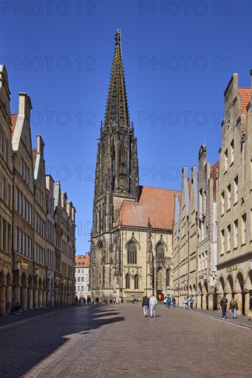 St. Lamberti, Lamberti Church, church tower, Gothic architectural style, installation, ladder to heaven, artist Billi Thanner, historic buildings, gables, arcades, pedestrians as secondary motif, blue cloudless sky, Prinzipalmarkt, Münster, Münsterland, independent city, North Rhine-Westphalia, Germany