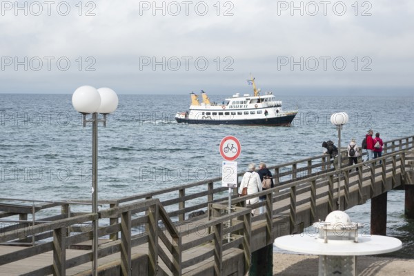Pier, walker, excursion ship MS Adler IV, Kühlunsborn Ost, Baltic Sea, Baltic Sea resort, Kühlungsborn, Rostock district, Mecklenburg-Western Pomerania, Germany