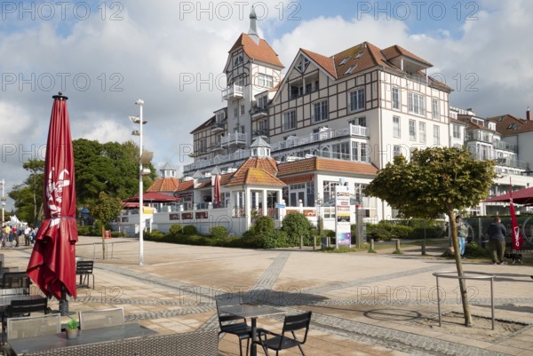 Apartment house, sea view, spa architecture, red parasol, Ostseeallee, Baltic resort, Kühlungsborn, Rostock district, Mecklenburg-Western Pomerania, Germany
