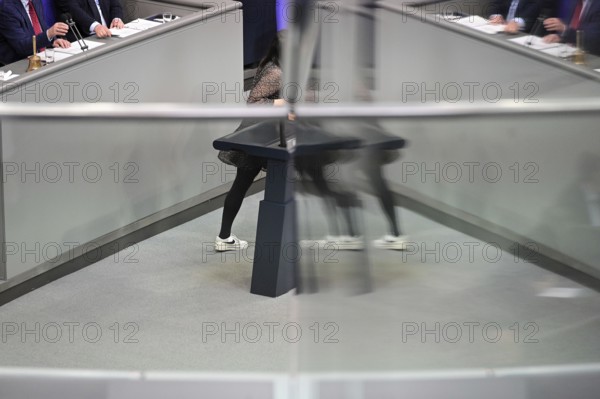 Rasha Nasr (SPD) speaks on the agenda item MIndeslohnegesetz at the eleventh session of the Bundestag