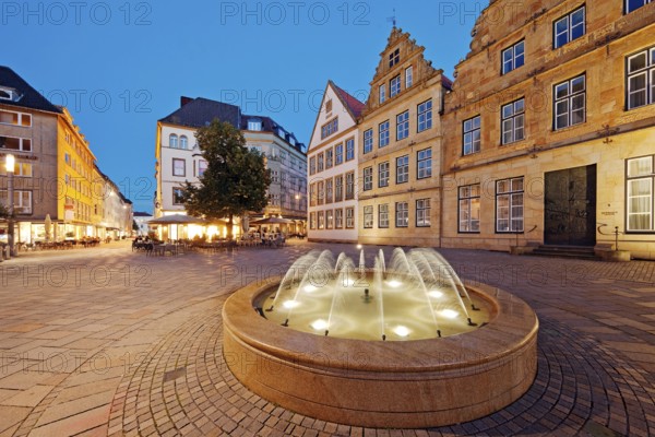 Old market with fountain and town houses in the evening, Bielefeld, East Westphalia-Lippe, North Rhine-Westphalia, Germany