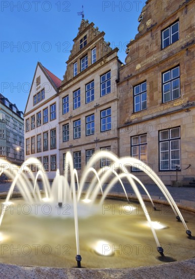Old market with fountain and town houses in the evening, Bielefeld, East Westphalia-Lippe, North Rhine-Westphalia, Germany