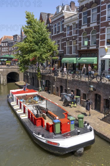 The historic centre of Utrecht, Oudegracht, around 2 km long with many old houses, the rubbish collection comes by boat, directly on the canal, many bridges, boat traffic of all kinds, canal tour, Netherlands