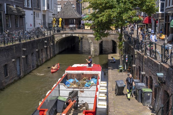 The historic centre of Utrecht, Oudegracht, around 2 km long with many old houses, the rubbish collection comes by boat, directly on the canal, many bridges, boat traffic of all kinds, canal tour, Netherlands
