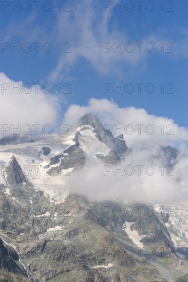 View from Franz Joseph Höhe into the mountains (Großglockner) with Pasterze on a sunny day at Hochalpenstraße, Pinzgau, Salzburg, Austria