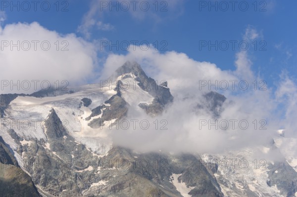 View from Franz Joseph Höhe into the mountains (Großglockner) with Pasterze on a sunny day at Hochalpenstraße, Pinzgau, Salzburg, Austria