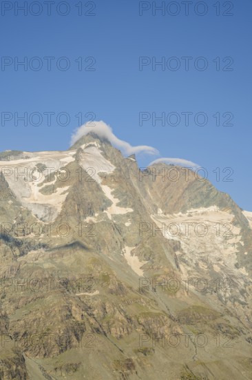 View from Franz Joseph Höhe into the mountains (Großglockner) with Pasterze on a sunny day at Hochalpenstraße, Pinzgau, Salzburg, Austria