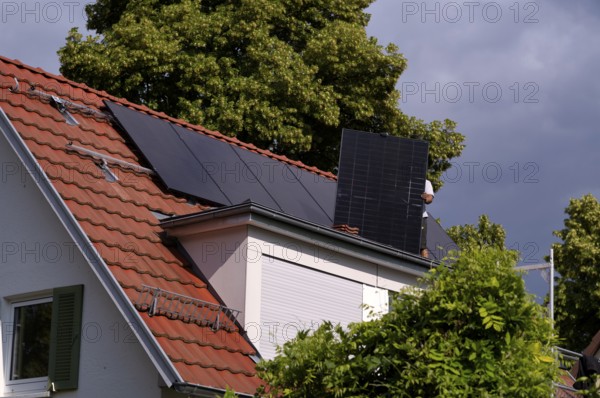 Tradesmen install solar panels, solar modules, solar panels, solar collectors, on house roof, single-family house, power generation, solar technology, building services, Stuttgart, Baden-Württemberg, Germany