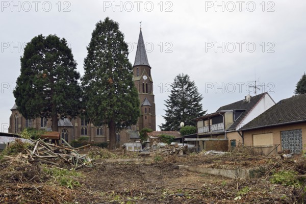 Leave the church in the village... St Albanus (Kerpen-Manheim), old church in front of demolition, Kerpen-Manheim is being relocated, demolition work is underway to make way for the expansion of the Hambach open-cast lignite mine, Kerpen-Manheim, North Rhine-Westphalia, Germany, Western Europe