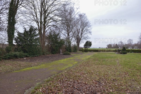 Old cemetery... Kerpen Manheim (North Rhine-Westphalia) in December 2018, gravesites in dissolution, reburial of the graves in preparation for the expansion of the Hambach open-cast lignite mine, depressing events in December 2018. Most of the graves have already been removed Manheim, Kerpen-Manheim, North Rhine-Westphalia, Germany, Western Europe