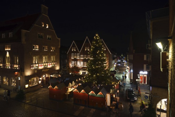 Atmospheric view of the Christmas market at the Kiepenkerl in Münster shortly in front of the opening, Münster Old Town, Student City, North Rhine-Westphalia, Germany, Western Europe