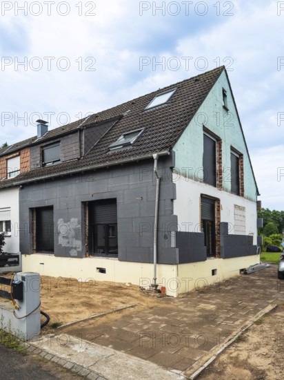 Renovation of a detached house with insulation of the façade with polystyrene panels in Hilden, Germany