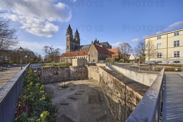Magdeburg Cathedral, Gothic architecture, bastion Cleve, defence defence tower Cleve, bare winter trees, lantern, fortress, residential building, metal railing, blue sky, cumulus clouds, at the cathedral, cathedral square, Magdeburg, state capital, independent city, Saxony-Anhalt, Germany