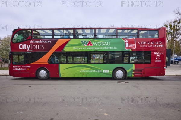 Tourist information, CityTours, tourism, bus for city tours, old town, diffuse light, milky blue sky, street Bei der Hauptwache, Magdeburg, state capital, independent city, Saxony-Anhalt, Germany
