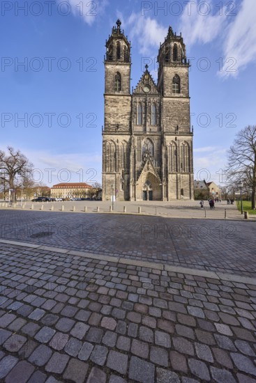 Cathedral, cobblestone square, blue sky, cumulus clouds, cathedral square, Magdeburg, state capital, independent city, Saxony-Anhalt, Germany